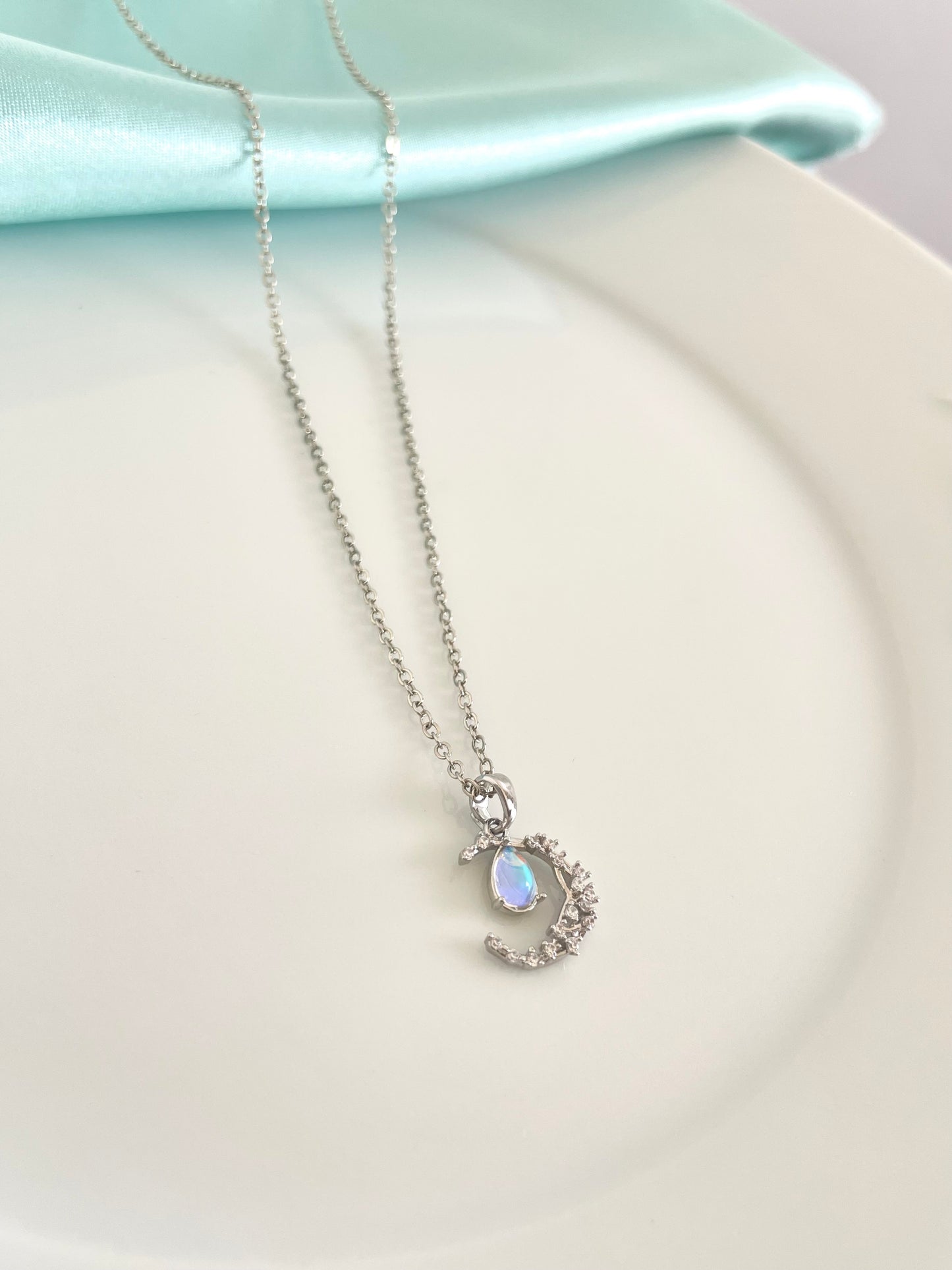 Moon's teardrop necklace