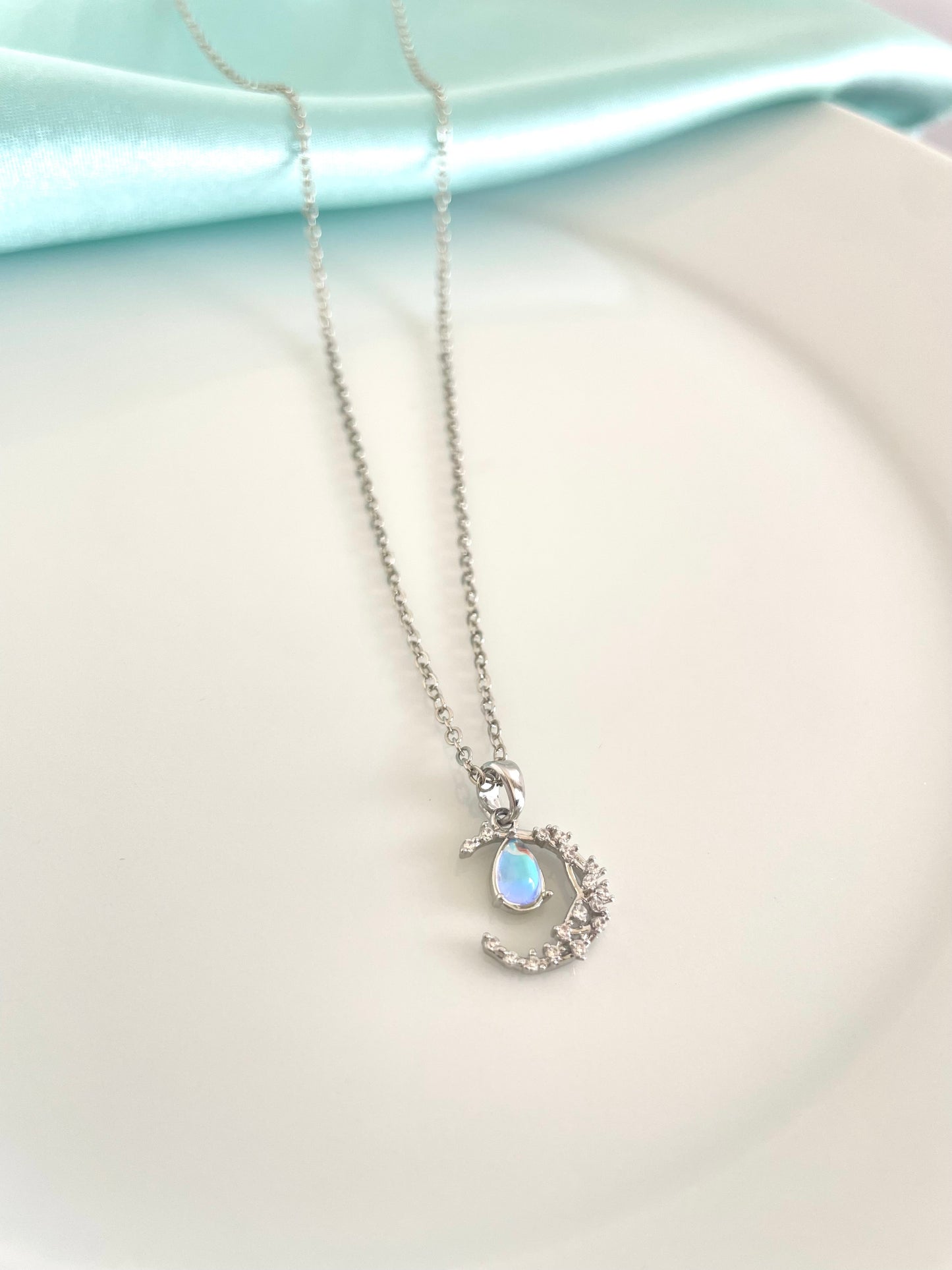 Moon's teardrop necklace