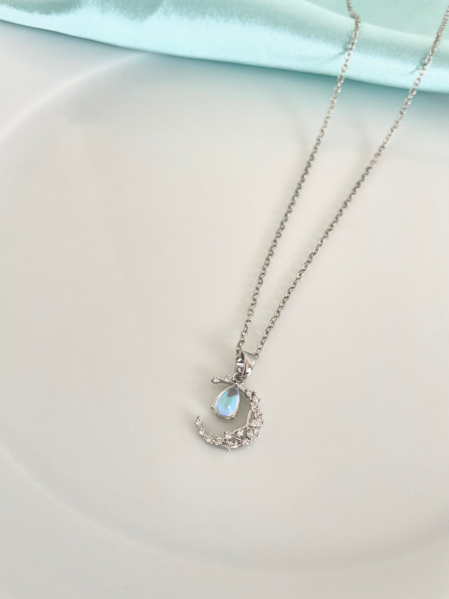 Moon's teardrop necklace