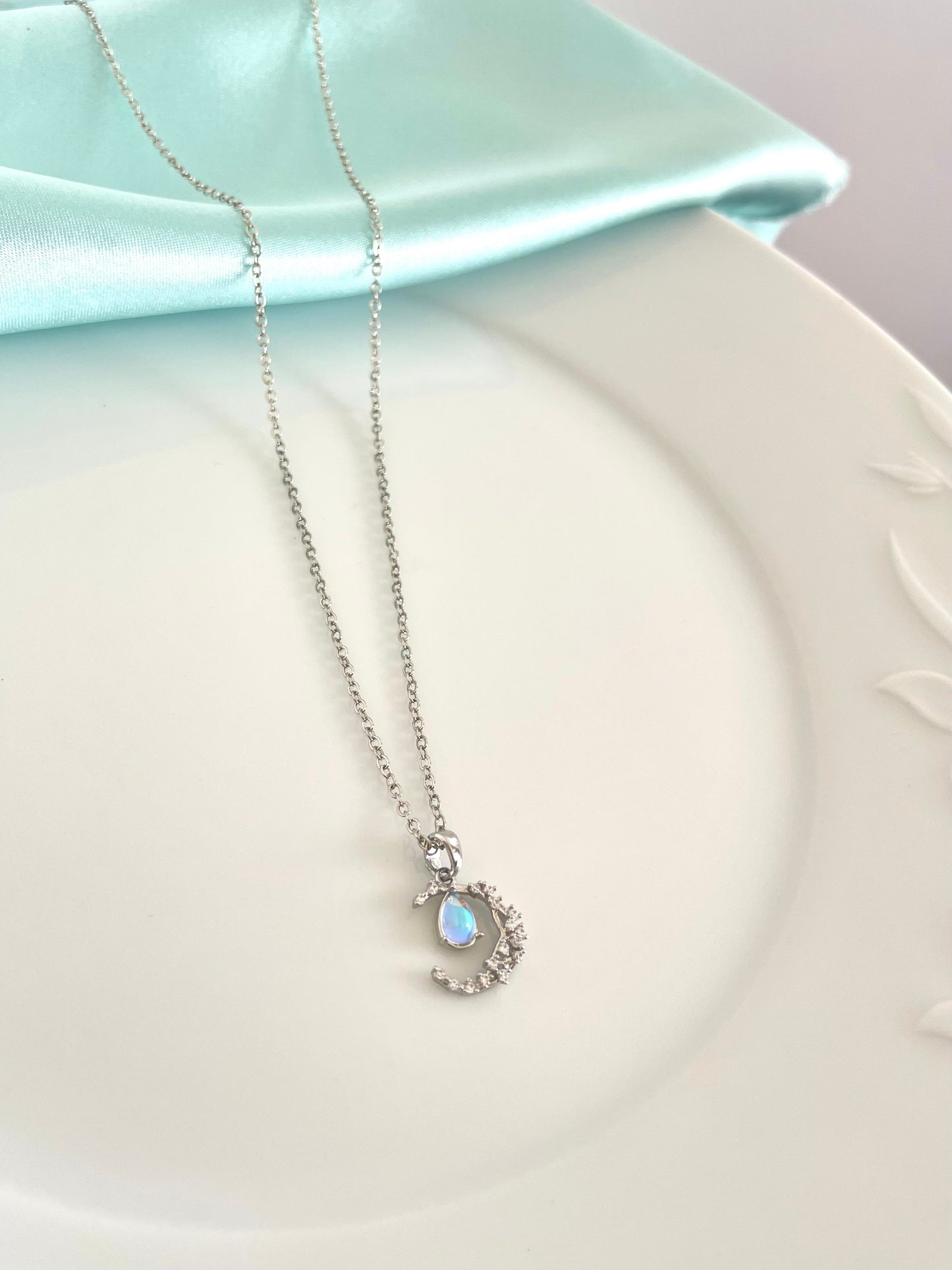 Moon's teardrop necklace