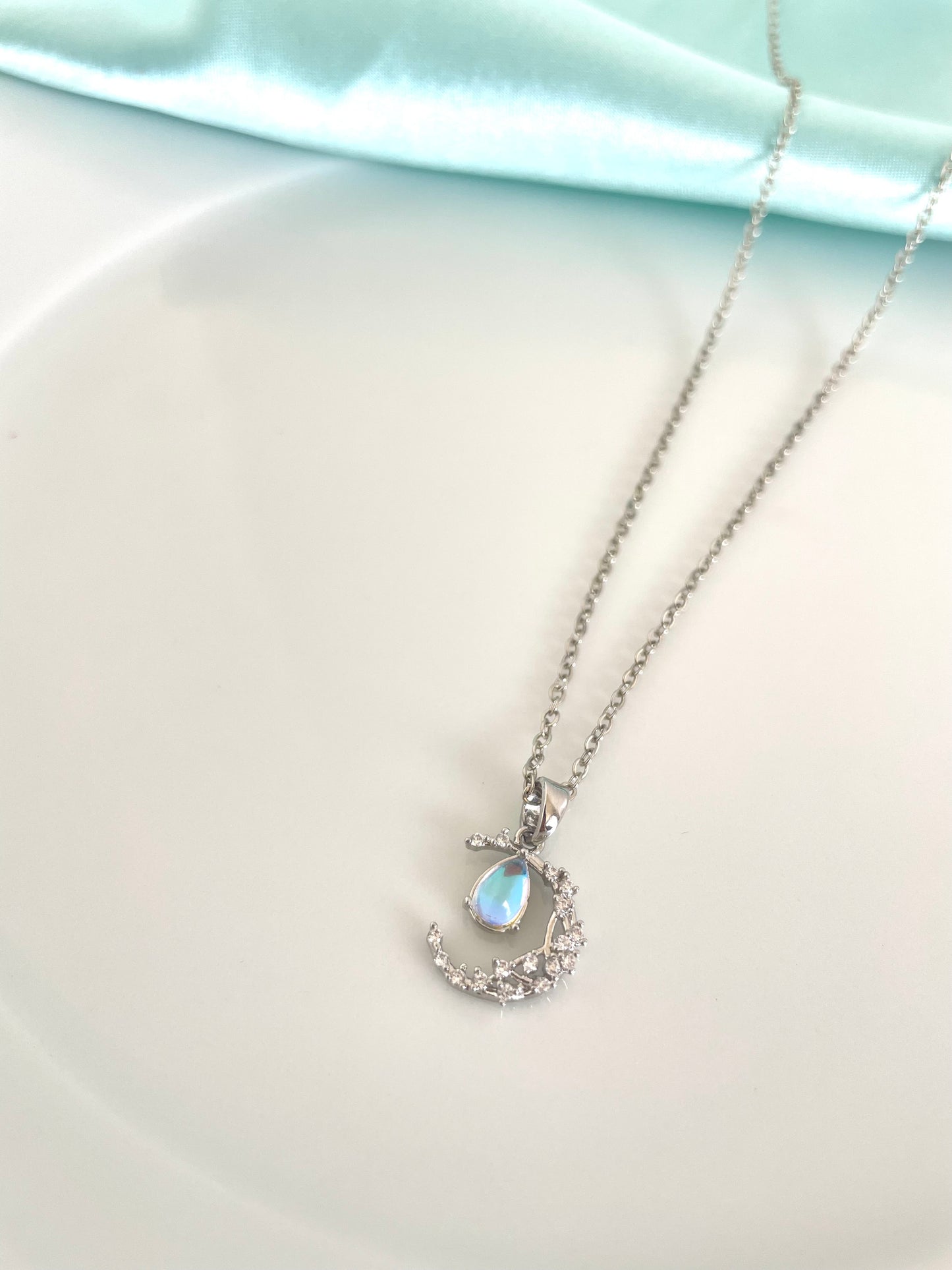 Moon's teardrop necklace