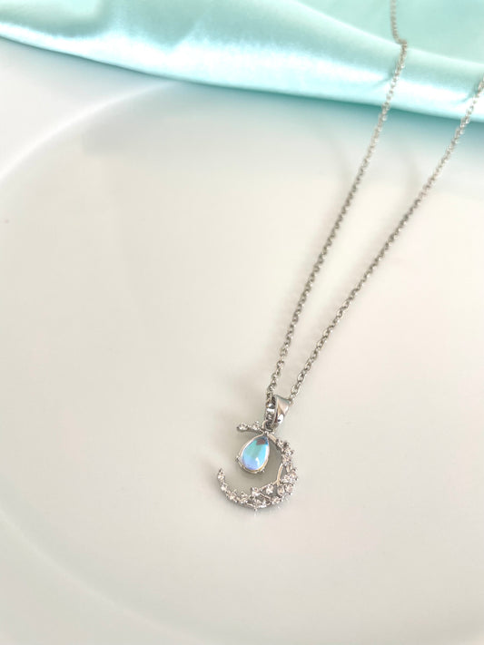 Moon's teardrop necklace