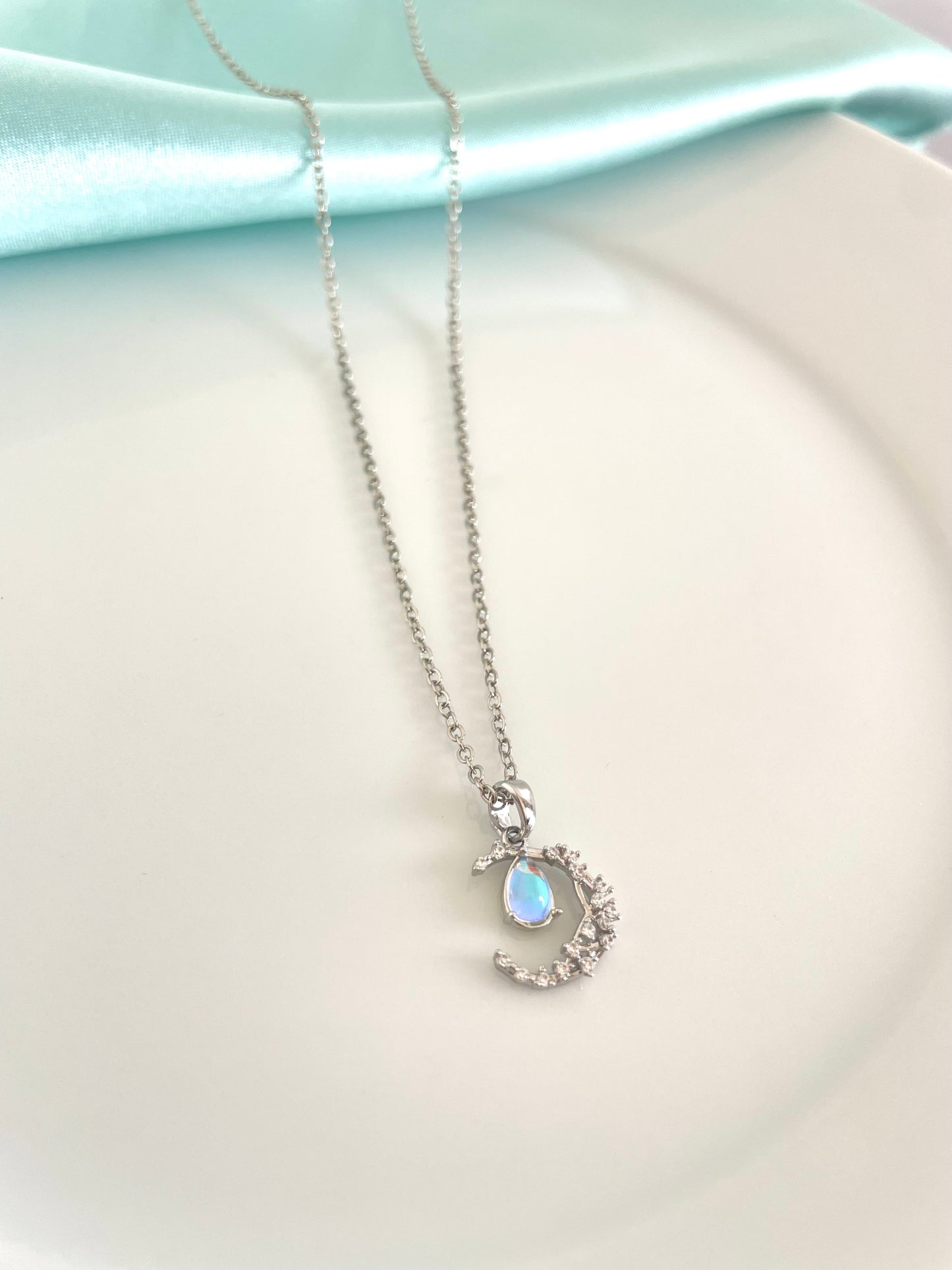 Moon's teardrop necklace