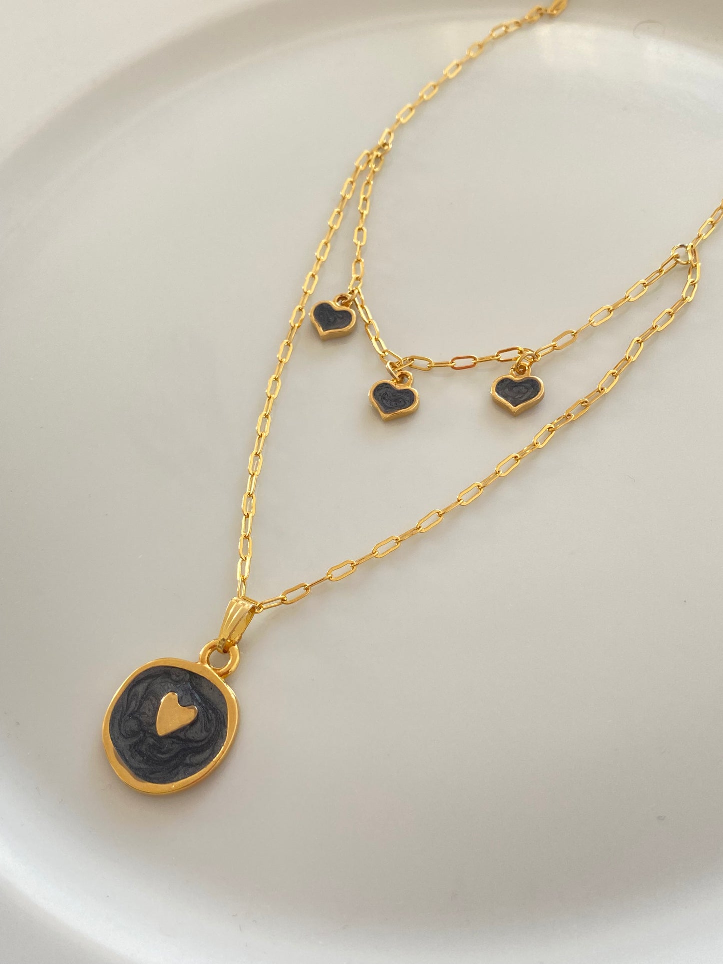 Black hearts necklace