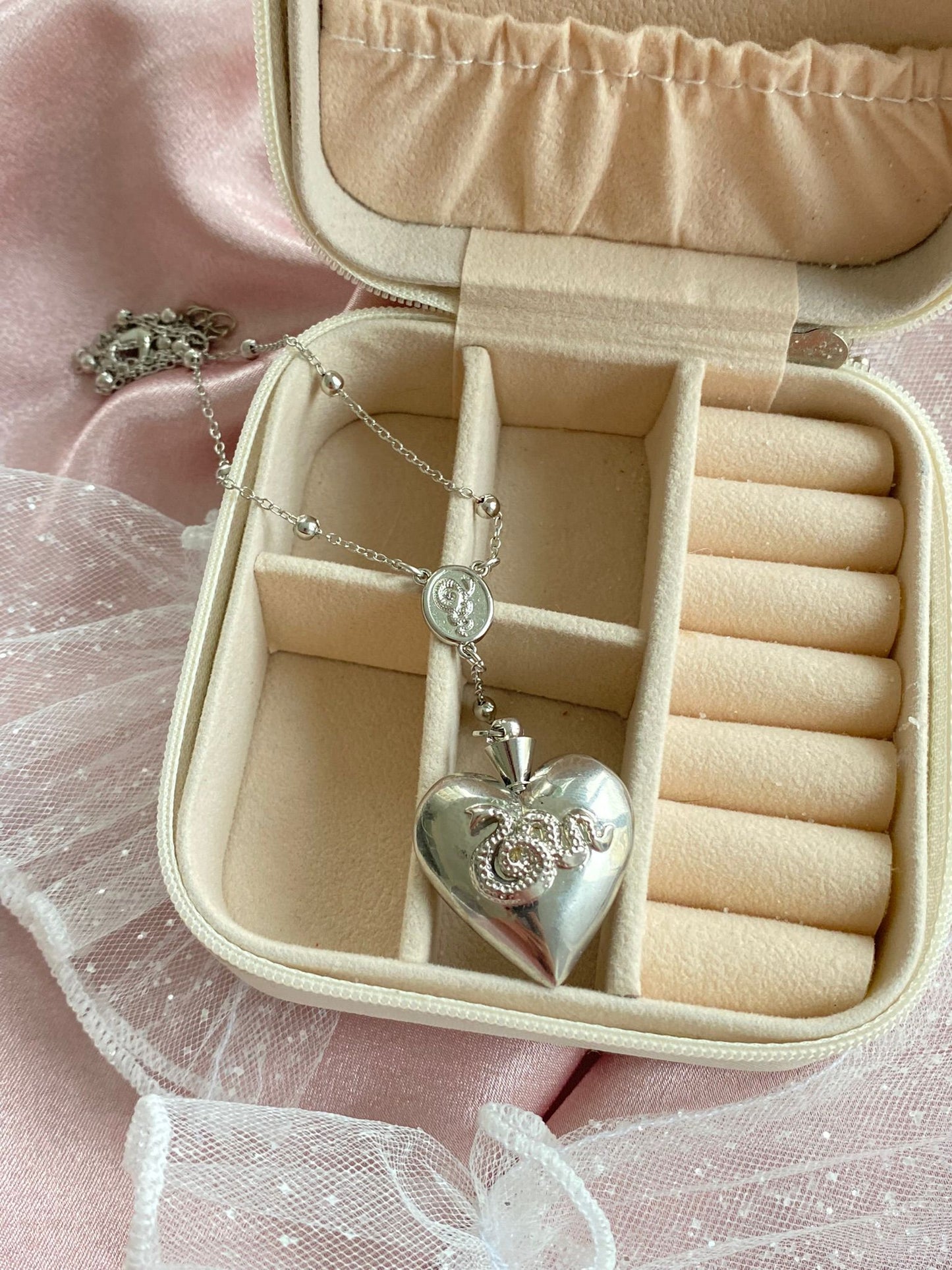 Lana Del Rey silver heart necklace