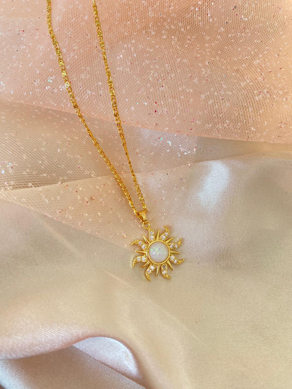 Rapunzel sun necklace (pearl white)