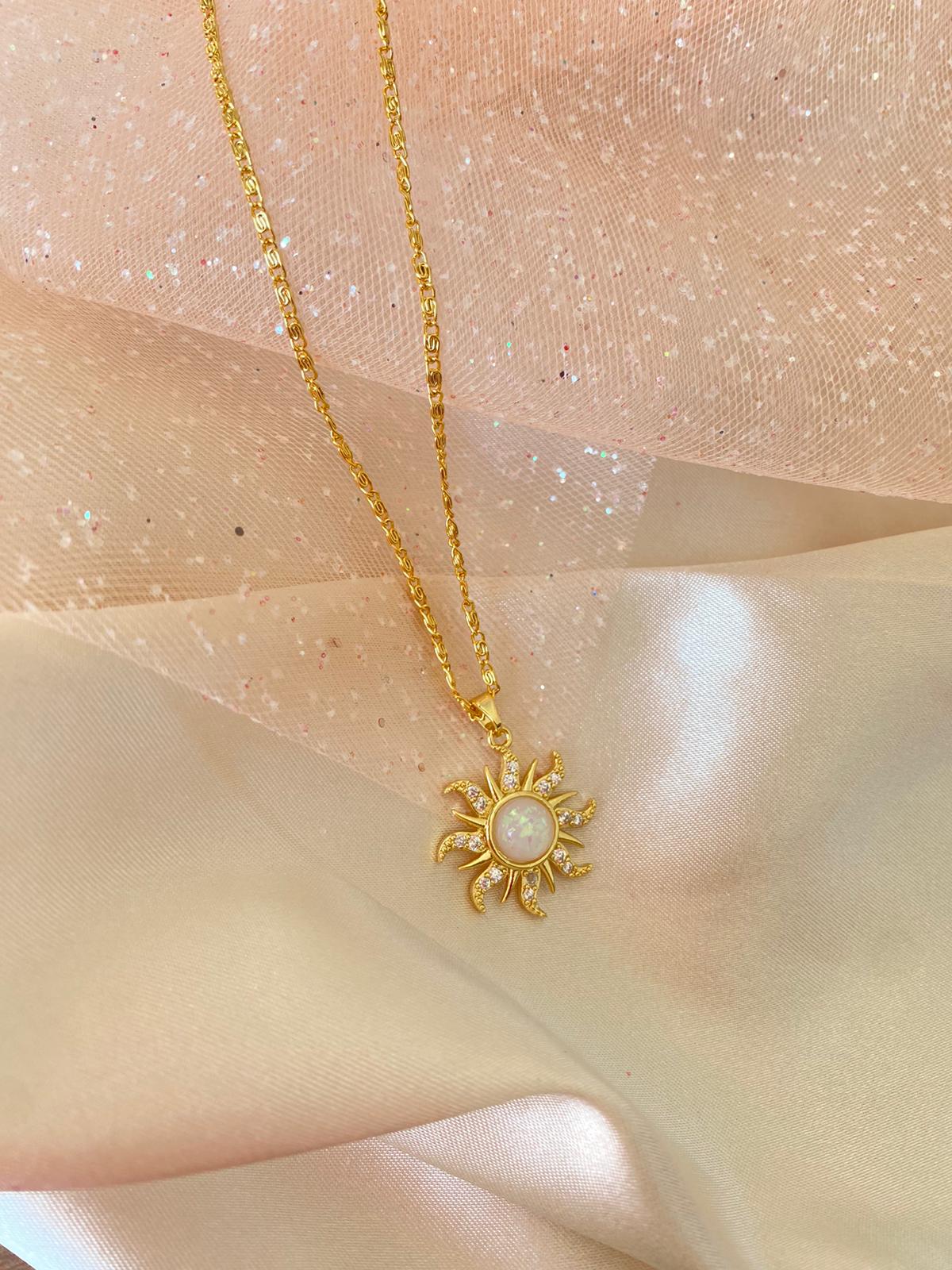 Rapunzel sun necklace (pearl white)